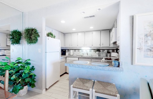 North Ocean City Casa | Classic beachfront condo with pools, beach bar, tennis & AC