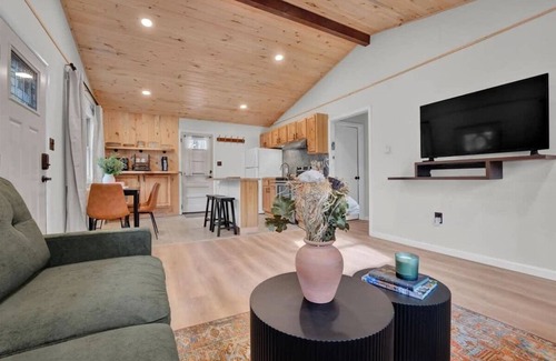 Locust Lake Village Cabina | Classic Cabin | Lake Access | Hot Tub