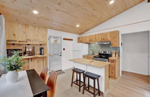 Locust Lake Village Cabina | Classic Cabin | Lake Access | Hot Tub