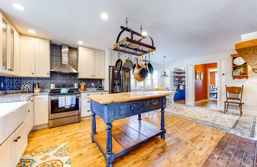 South Orleans Casa | Classic Cape Cod home near beaches with yard, patio & outdoor fireplace