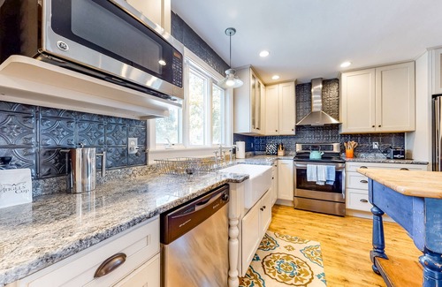 South Orleans Casa | Classic Cape Cod home near beaches with yard, patio & outdoor fireplace