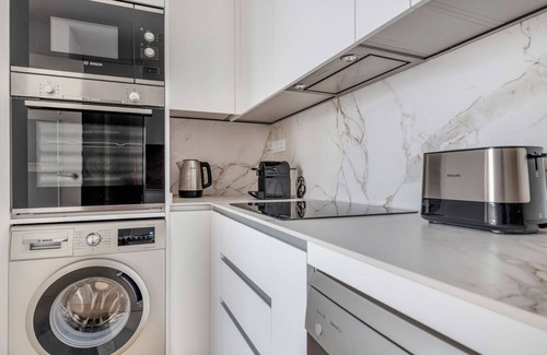 Castellana Apartamento | Classic Castellana 3BR w/ Doorman, nr Dining, by Blueground