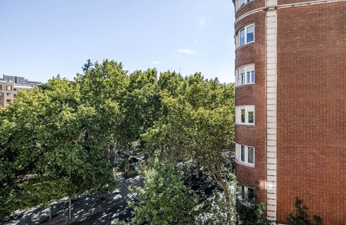 Castellana Apartamento | Classic Castellana 3BR w/ Doorman, nr Dining, by Blueground