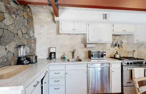 Sunnyside Casa | Classic chalet w/hot tub, boat launch & Gas grill