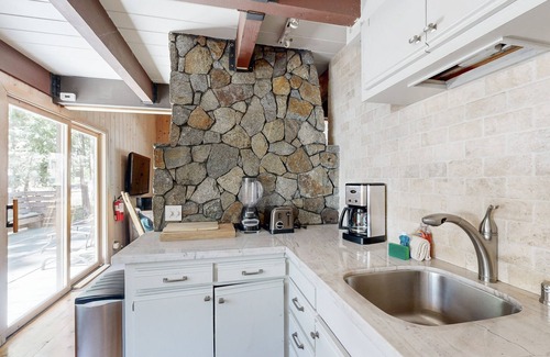 Sunnyside Casa | Classic chalet w/hot tub, boat launch & Gas grill