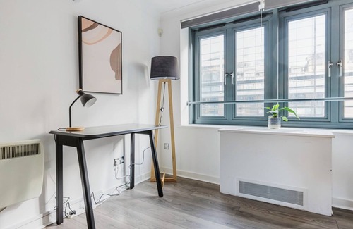 Bishopsgate Apartamento | Classic City of London 1BR, Furniture & Decor Included, by Blueground