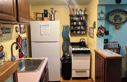 Lake Erie Beach Cabaña | Classic cottage country, a short stroll to the beach!