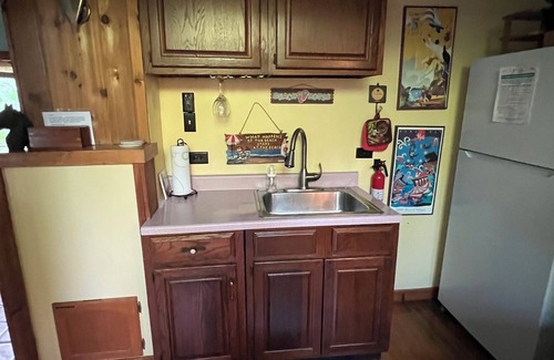 Lake Erie Beach Cabaña | Classic cottage country, a short stroll to the beach!