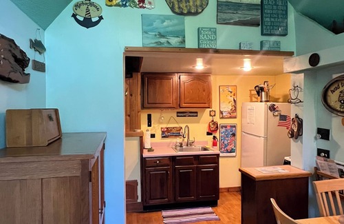 Lake Erie Beach Cabaña | Classic cottage country, a short stroll to the beach!