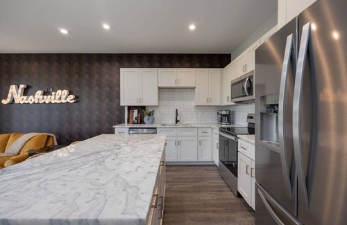 Whitebridge Casa | Classic Country - Mins to Broadway - Rooftop Deck – Sleeps 8