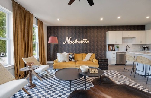 Whitebridge Casa | Classic Country - Mins to Broadway - Rooftop Deck – Sleeps 8