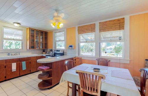 Papaikou Casa | Casa de campo con W / D, WiFi, pisos de madera. Cerca de Hilo y 4 Mile Scenic Drive