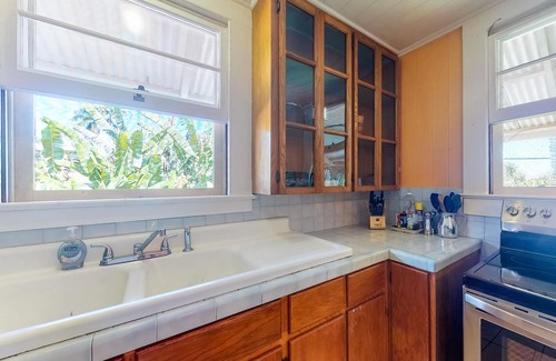 Papaikou Casa | Casa de campo con W / D, WiFi, pisos de madera. Cerca de Hilo y 4 Mile Scenic Drive