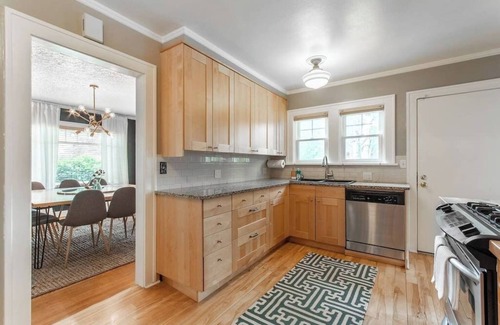 Richmond Casa | Classic Craftsman - King Beds - Steps to Hawthorne