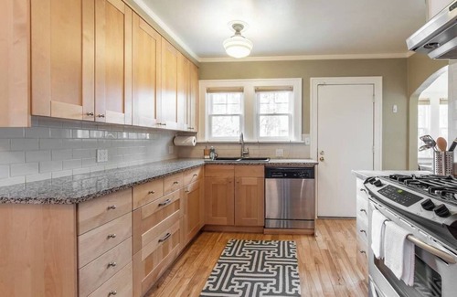 Richmond Casa | Classic Craftsman - King Beds - Steps to Hawthorne
