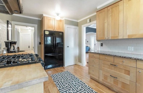 Richmond Casa | Classic Craftsman - King Beds - Steps to Hawthorne