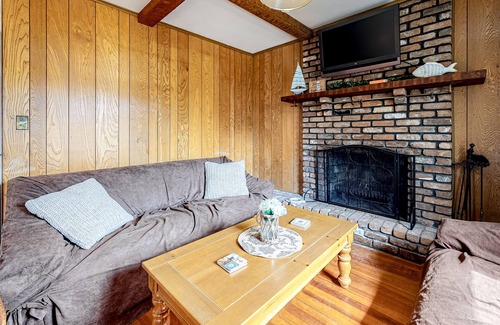 Springs Casa | Classic, Dog-Friendly Home w/ Free WiFi, Wood-Burning Fireplace, & a Gas Grill