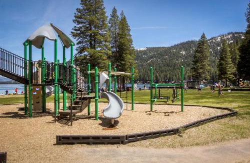 Truckee Casa | Classic Donner Lake View Cabin