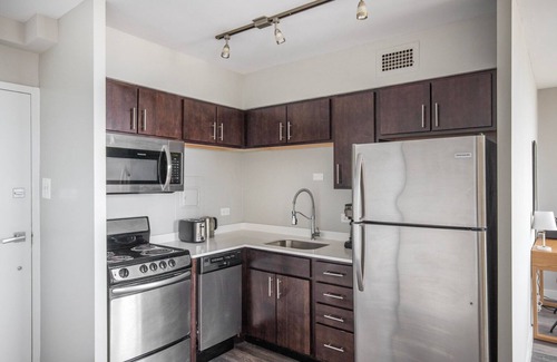 Edgewater Beach Apartamento | Classic Edgewater 1BR w/ Gym, Deck & Lounge, nr L, by Blueground