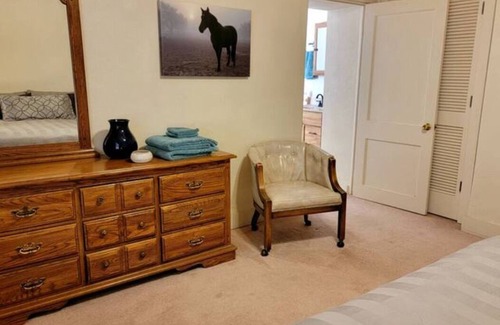 Roswell Otro | Classic farmhouse on 20 acres, no cleaning fee!