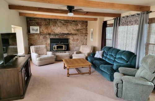 Roswell Otro | Classic farmhouse on 20 acres, no cleaning fee!