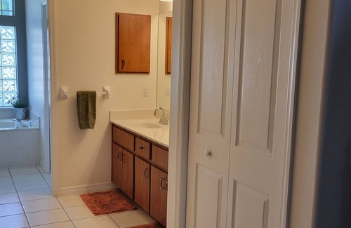 New Port Richey Casa | Classic Florida home near Tampa Airport, St. Petersburg, beaches, & Nature Coast