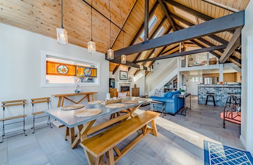 Trinidad Casa | Casa remodelada con vista al mar y a pocos pasos de parques y playas.