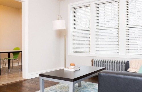 Kenwood Apartamento | Classic HP 1BR with Fast Transit to UChicago & DT by Zen Rentals