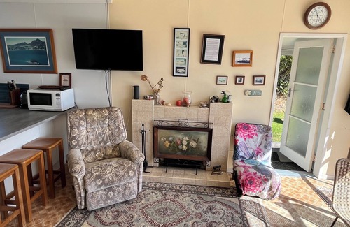 Whangarei Heads Cabaña | Classic Kiwi Bach In Blissful Urquhart Bay - Relax and Recharge