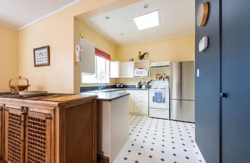 Waitahanui Casa | Experiencia de kiwi clásico en Five Mile Bay. Wi-Fi gratis.