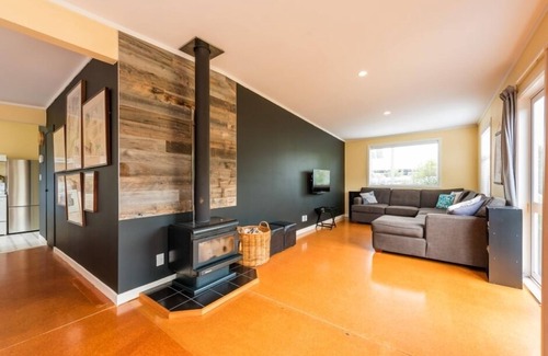 Waitahanui Casa | Experiencia de kiwi clásico en Five Mile Bay. Wi-Fi gratis.