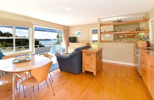 Mahurangi West Casa | Classic Kiwi bach, sea views and only 45 mins from Auckland