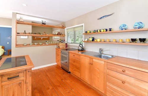 Mahurangi West Casa | Classic Kiwi bach, sea views and only 45 mins from Auckland