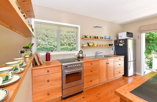 Mahurangi West Casa | Classic Kiwi bach, sea views and only 45 mins from Auckland