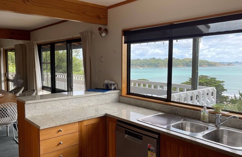 Oneroa Casa | Classic Kiwi Bach by the Beach