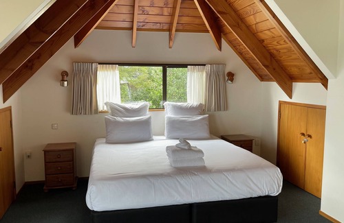 Oneroa Casa | Classic Kiwi Bach by the Beach