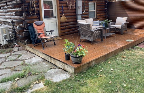 Franklin to the Fort Casa | Classic log cabin near Good Food Store
