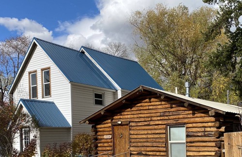 Franklin to the Fort Casa | Classic log cabin near Good Food Store
