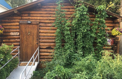 Franklin to the Fort Casa | Classic log cabin near Good Food Store