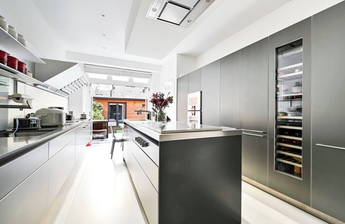 Earl's Court Apartamento | Classic London: Three bedroom Family Home with Private Garden Space.