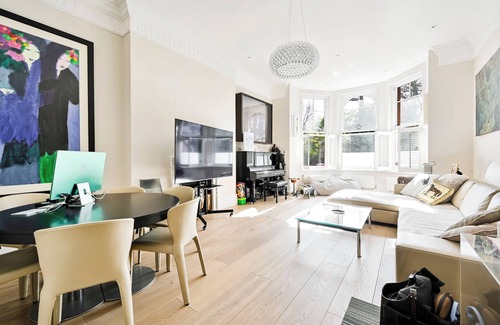 Earl's Court Apartamento | Classic London: Three bedroom Family Home with Private Garden Space.