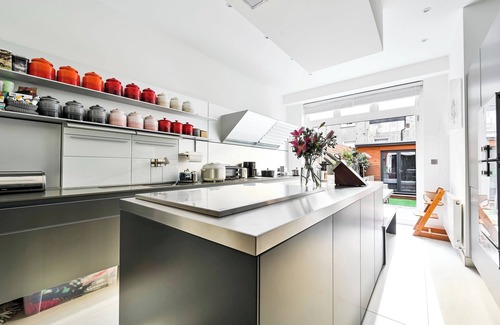 Earl's Court Apartamento | Classic London: Three bedroom Family Home with Private Garden Space.