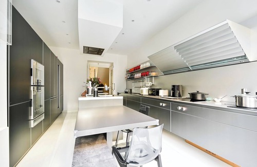 Earl's Court Apartamento | Classic London: Three bedroom Family Home with Private Garden Space.