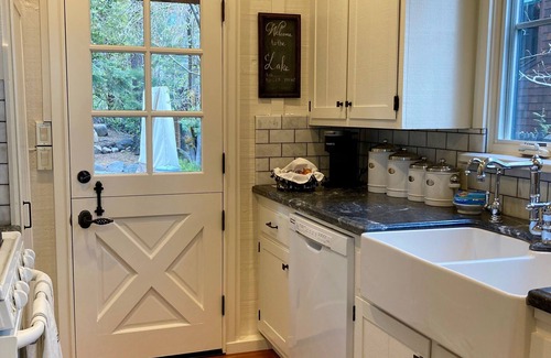 Tahoe Vista Casa | Classic Old Tahoe Lakefront Home con muelle y boya. Vistas al lago desde todas las habitaciones!
