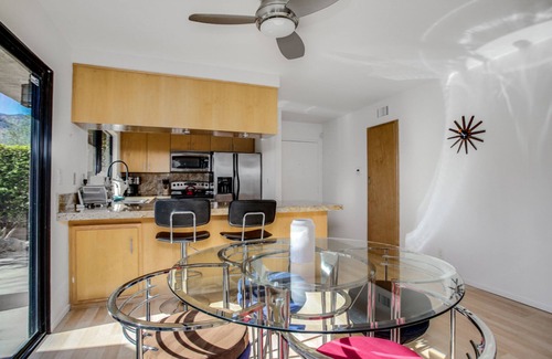 Sunrise Vista Chino Condominio | Classic Palm Springs condo,private patio,mountain view,3 pools,tennis,pickleball