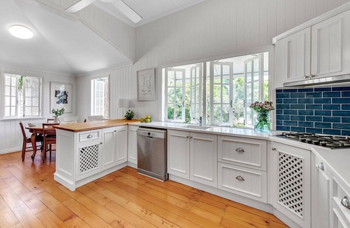 Hawthorne Casa | Classic Queenslander Close to City cat and Hawthorne Rd Shops & Restaurants hub