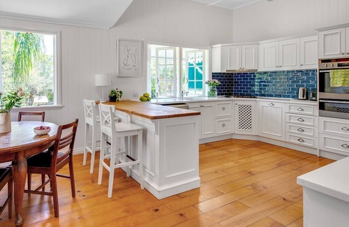 Hawthorne Casa | Classic Queenslander Close to City cat and Hawthorne Rd Shops & Restaurants hub