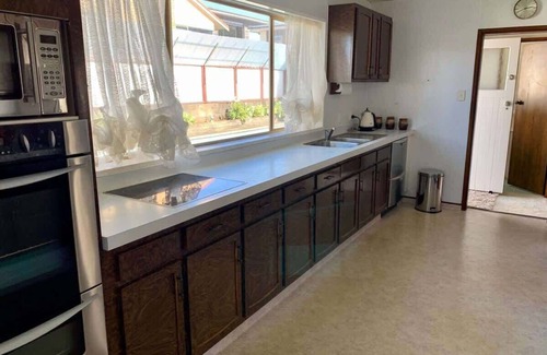 New Plymouth Casa | Blast on Hine - retro mid-century home with pool