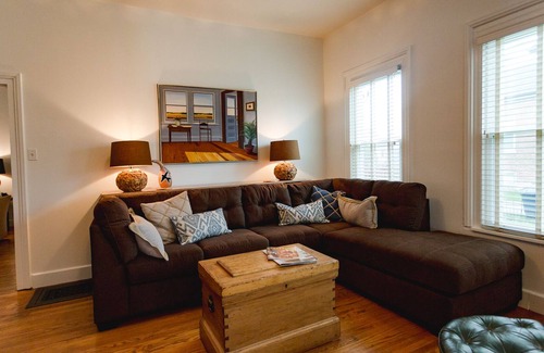 Michigan City Cabaña | Casa espaciosa clásica. La mejor ubicación para caminar a todo.