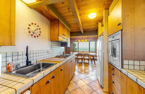 Sea Ranch Casa | Classic Sea Ranch architecture, ocean views, shared pools/saunas, & tennis court